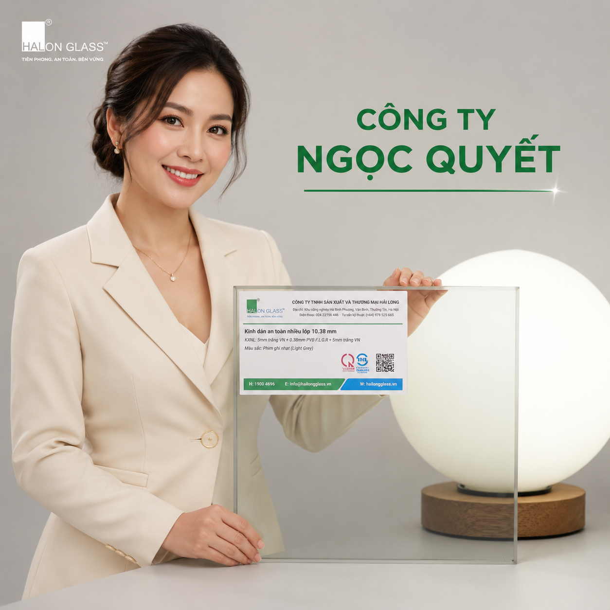 Người phụ nữ mặc vest kem cầm tấm kính an toàn nhiều lớp Halon Glass của công ty Ngọc Quyết